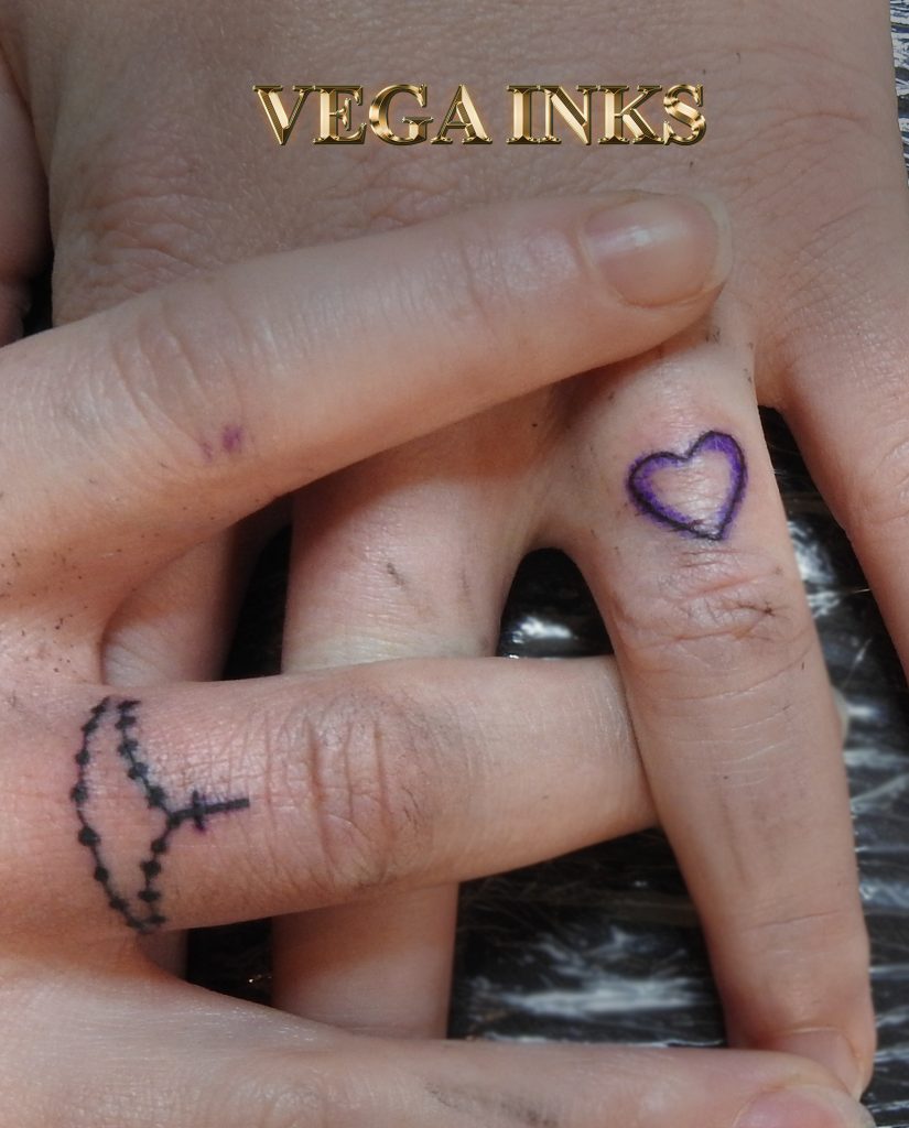 Tatuaje mici pe degete pentru fete
