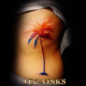 tatuaj palmier pe coaste femei