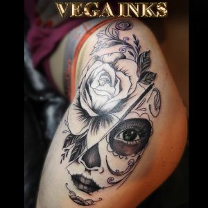Tatuaj Santa Muerte si trandafiri pe coapse