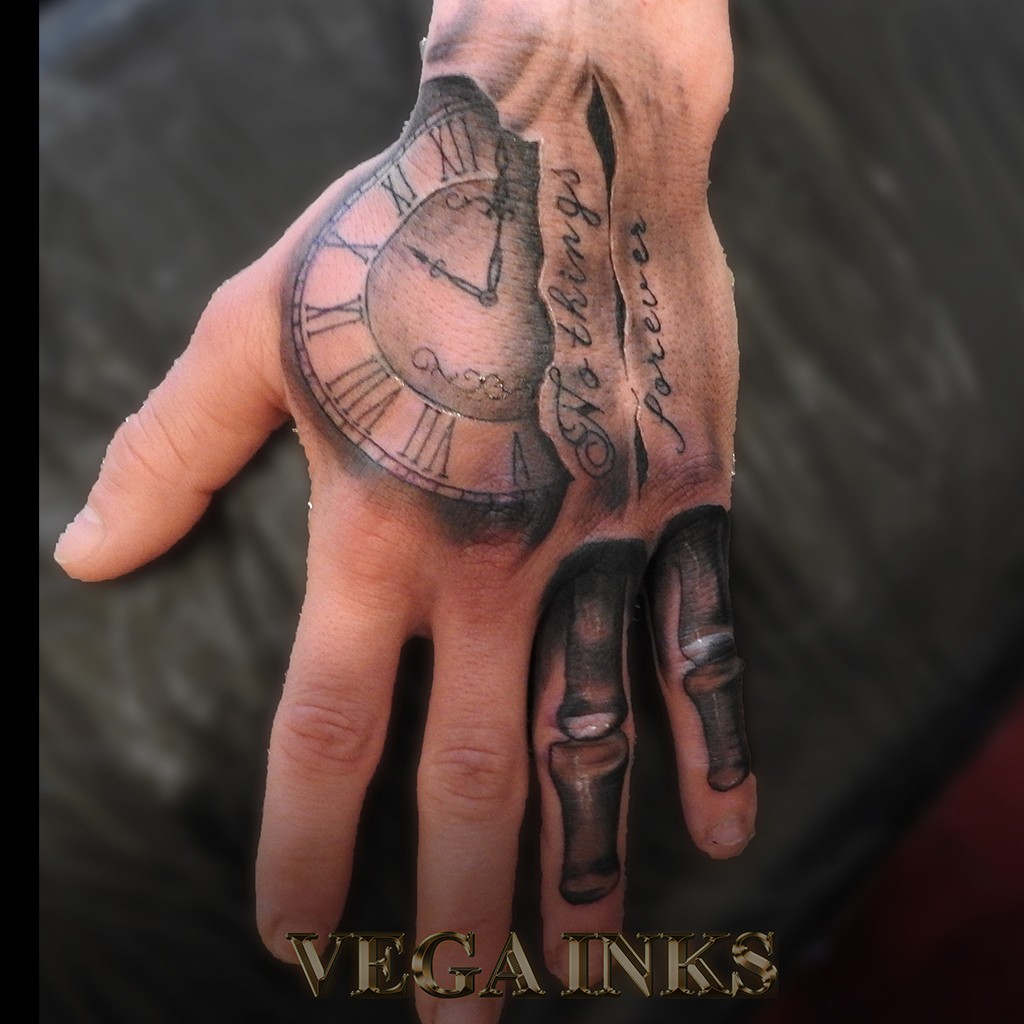tatuaj ceas scris si degete de schelet pe mana