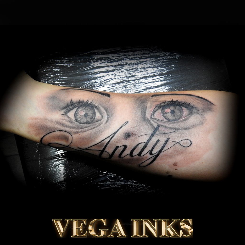 tatuaj cu un portret si cu scris